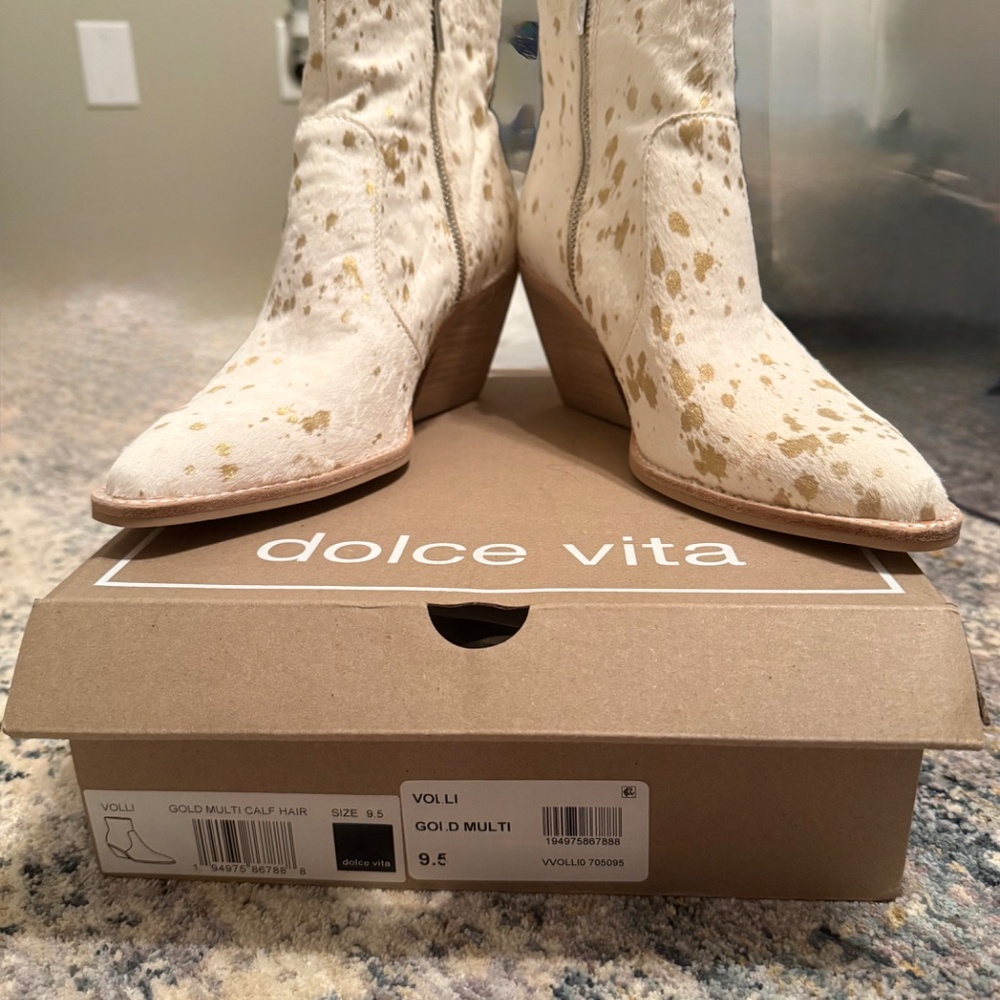 NWT/NIB Dolce Vita Volli Bootie Cream and Gold Cow Hair Ankle Booties sz 9.5